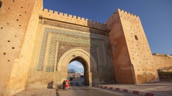 Meknès, cercada de campos e vinhedos a cidade abriga joias da arquitetura marroquina...