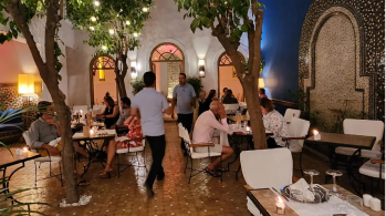 Restaurante Café Arabe traz culinária local e italiana em um charmoso terraço...