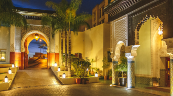 Situado no coração de Fèz, num antigo palácio árabe-mourisco, o Palais Faraj Suites & Spa é um dos mais luxuosos hotéis da região...