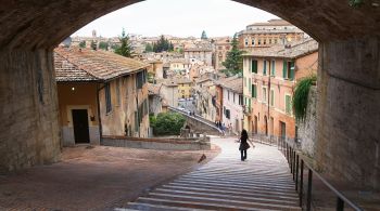 Que a Itália é um destino lotado de pequenas cidades incríveis todo mundo já sabe. Mas, entre tantas, tem algumas que não podem ficar de fora do roteiro; como é o caso de Perugia, a 170km de Roma