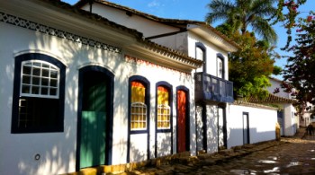 As charmosas ruelas de pedras e casas coloridas do Centro Histórico de Paraty reservam um sem número de cachaçarias, lojinhas, hotéis e, claro, restaurantes cuja culinária privilegia frutos do mar com ingredientes tipicamente brasileiros