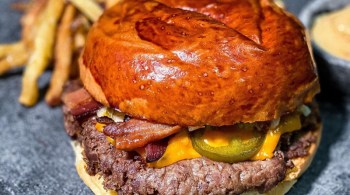 Entre os dias 11 e 27 de maio acontece o maior festival do hambúrguer do país: o Burger Fest. Em sua 12ª edição, o evento conta com mais de 150 endereços participantes nas cidades de São Paulo, Rio de Janeiro, Belo Horizonte, Porto Alegre e Florianópolis.