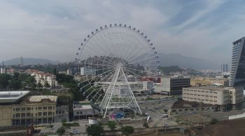 Quem encarar os 88 metros de altura conseguirá ver a ponte Rio-Niterói, a cidade do Samba, entre outros pontos turísticos