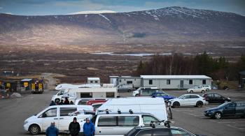 Fluxo intenso de veículos para destinos rurais da Escócia levou moradores locais a reagirem alarmados; autoridades dizem que visitantes não são bem-vindos