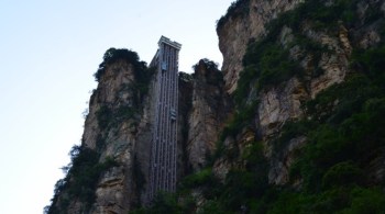 Bailong Elevator tem 326 metros de altura, é feito de vidro e foi construído na lateral de um penhasco