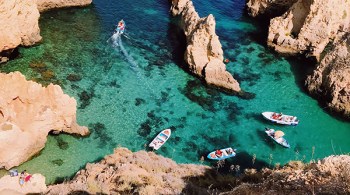 Região do Algarve é um dos principais destinos de verão da Europa