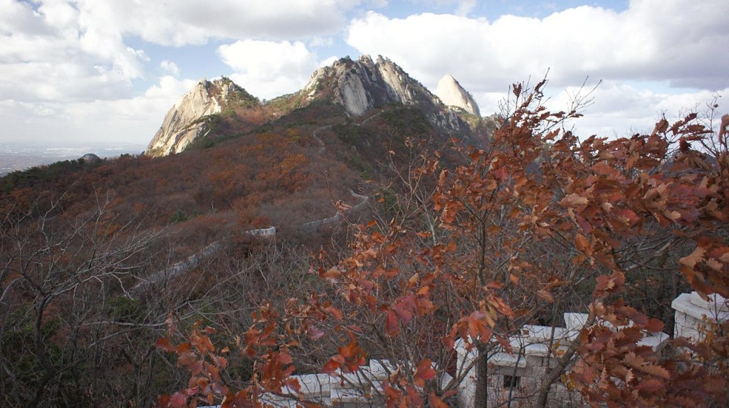 Bukhansan é uma montanha localizada ao norte de Seul, na divisa com a província de Gyeonggi, na Coreia do Sul