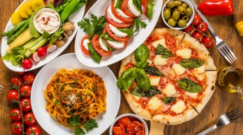 Uma reunião de lugares que prepara - e entrega - o melhor da gastronomia italiana para você se deliciar sem sair de casa