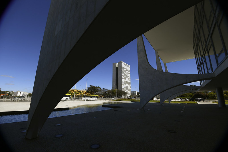 Colunas da fachada do Palácio do Planalto com vista para o prédio do Congresso Nacional.