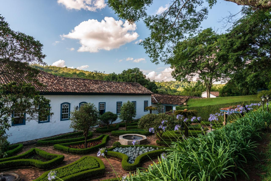 Casarão e jardins da Fazenda Dona Carolina