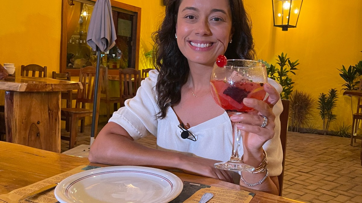Daniela Filomeno no Juanita, restaurante tradicional nos arredores do centrinho de Bonito
