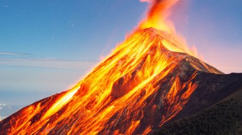 Vulcões em erupção do país da América Central são objeto de fascínio de Christian Hartmann e tem atraído turistas para região