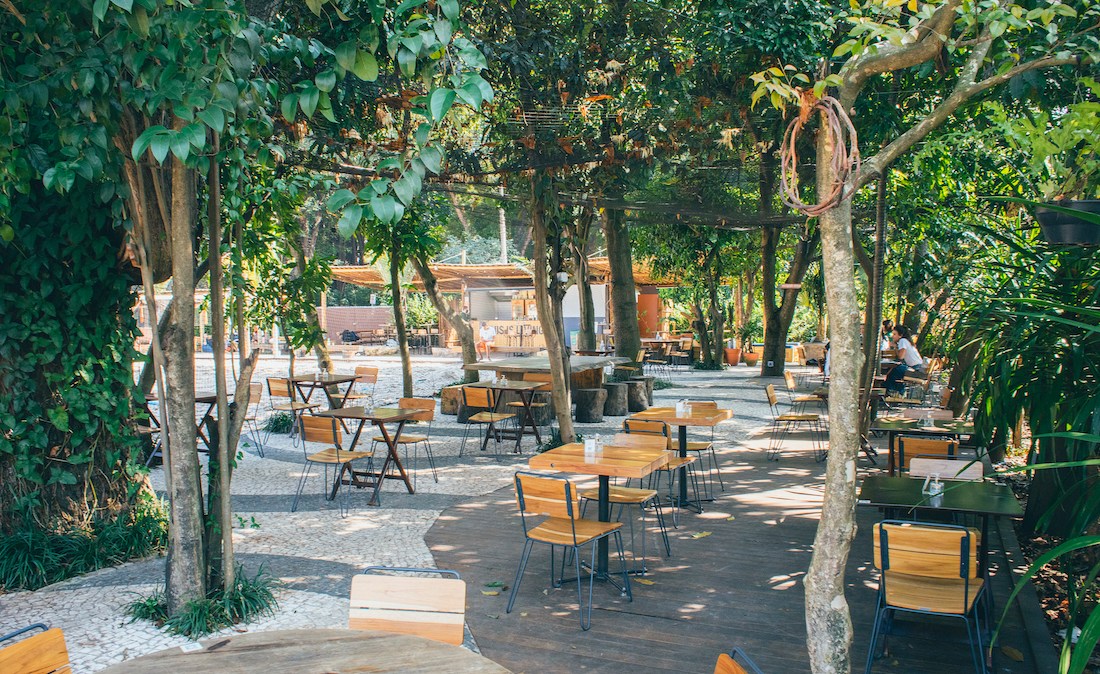 Restaurantes com áreas externas viraram os queridinhos dos paulistanos. Na foto, área ao ar livre do Botanikafé, no Butantã