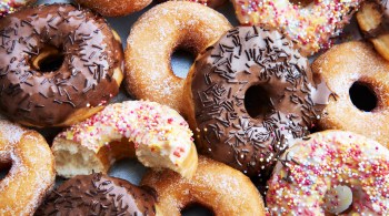 Se tem um doce que combina com um cafezinho no final do dia é um belo donuts! Confira onde encontrar essas saborosas "rosquinhas" açucaradas na cidade carioca