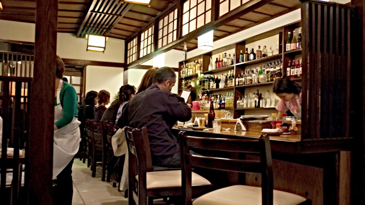 Imagem de um izakaya na Liberdade, típico bar-restaurante japonês proeminente no bairro