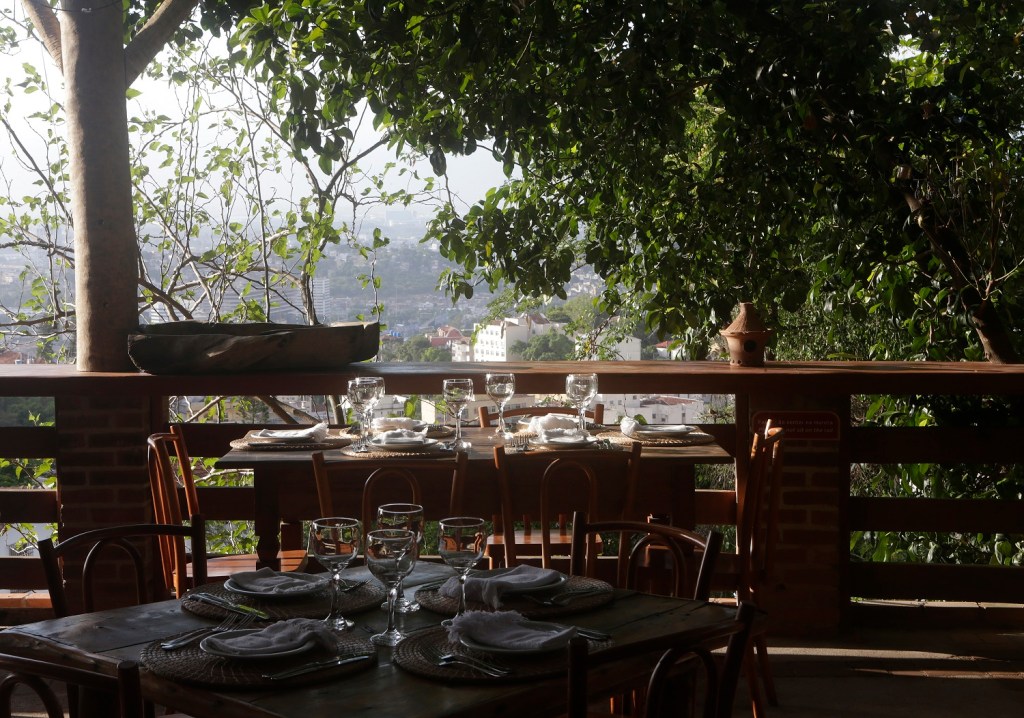 Um dos mais tradicionais restaurantes do Rio, Aprazível está localizado no bairro de Santa Teresa, com uma lista vista para o Rio de Janeiro