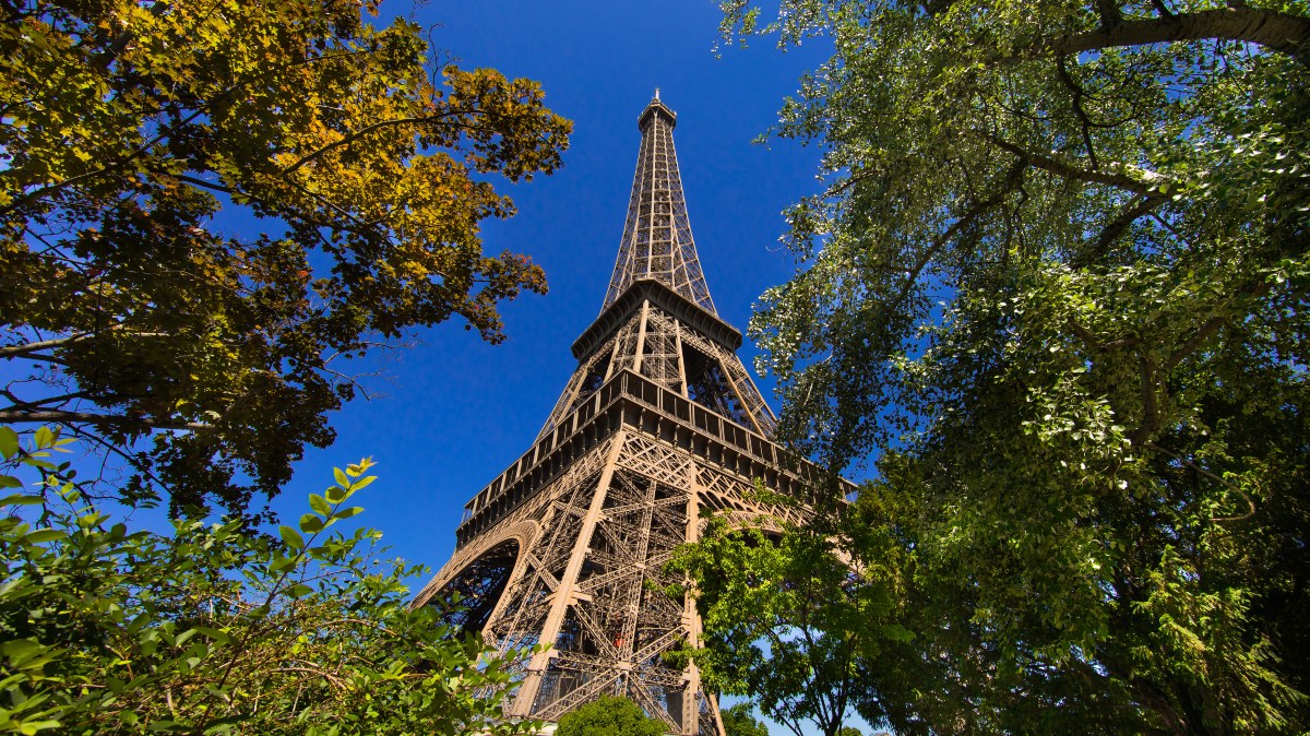 Torre Eiffel é símbolo da França e recordista no Livro dos Recordes