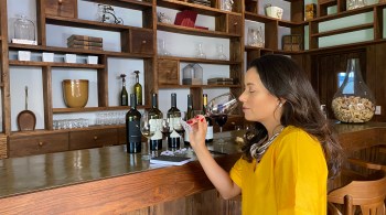 Neste episódio do CNN Viagem & Gastronomia Daniela Filomeno acompanha toda a jornada do vinho, da vinícola à taça. Por fim, senta à mesa com Manoel Beato, um dos maiores sommeliers do Brasill para uma verdadeira aula sobre o tema