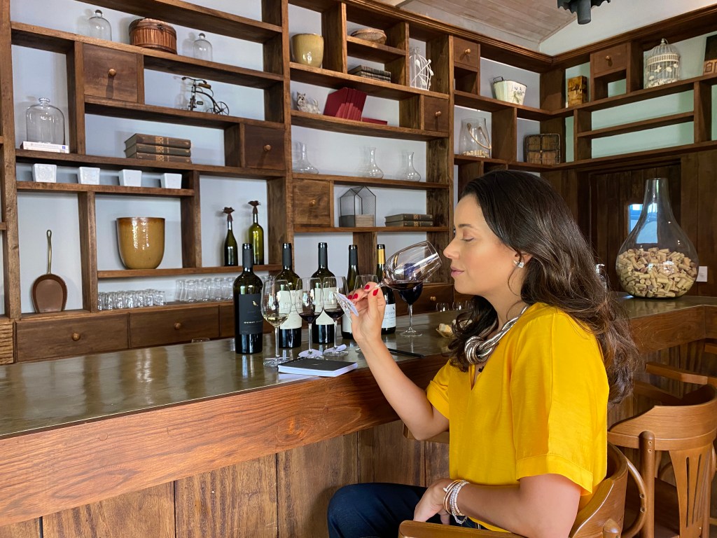 Daniela Filomeno experimenta vinhos na Serra da Mantiqueira 