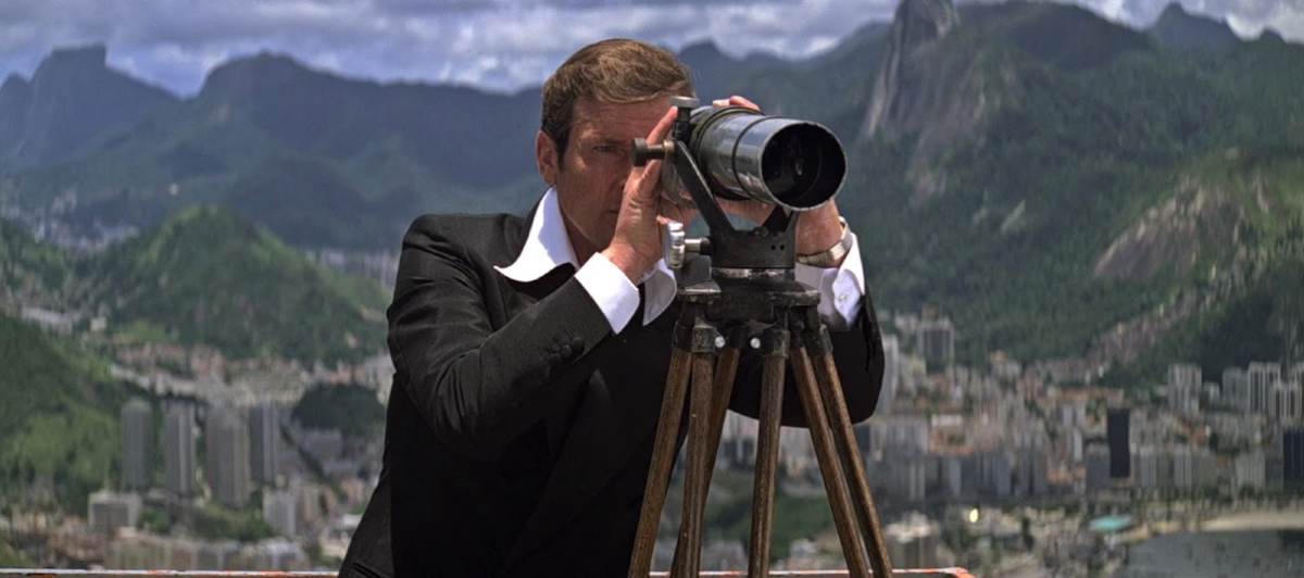 Roger Moore como o agente James Bond no filme 007 contra o Foguete da Morte, com cenas gravadas no Corcovado, no Rio de Janeiro