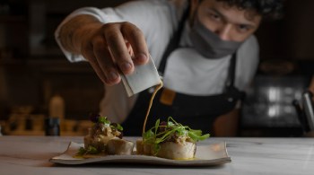De cozinhas variadas, a influenciadora compartilha os melhores restaurantes que frequentou após uma viagem à capital paranaense 
