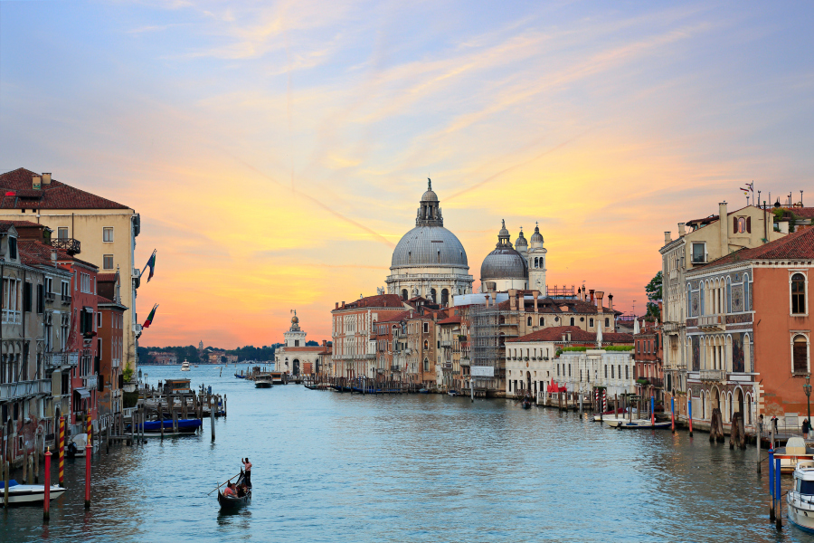 Cidades pitorescas como Veneza (acima) e as belíssimas paisagens rurais fazem parte do fascínio da Itália.