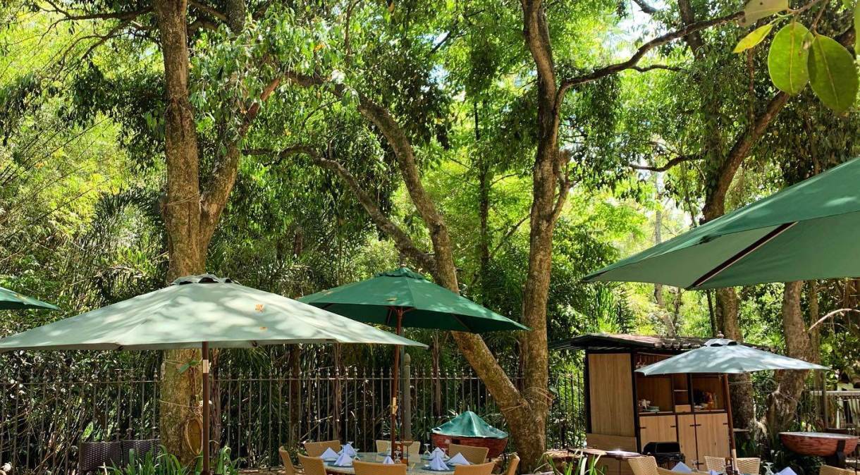 Varandas e mesas ao ar livre são os ambientes mais procurados nos restaurantes. Na foto, o Vila Paraíso, que oferece área aberta com muita natureza no entorno