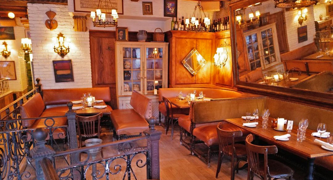 Detalhes das mesas e ambiente rústico do Gemma, restaurante dentro The Bowery Hotel