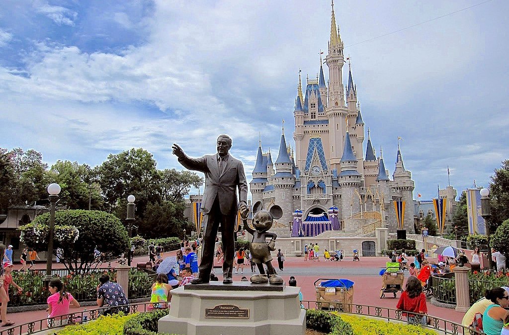 Estátua de Walt Disney com o Castelo da Cinderela ao fundo, no Magic Kingdom, primeiro parque do Walt Disney World Resort, que completa 50 anos
