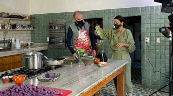 Daniela Filomeno aprende a preparar um saboroso nhoque em sua visita à Fazenda Alliança 
