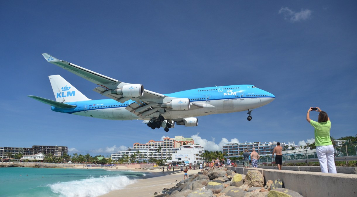 Avião pousa em Sint Maarten, país ao sul de uma ilha caribenha compartilhada com São Martinho