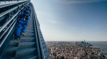 Visitantes sobem escadas e param em plataformas com vistas deslumbrantes para a cidade com o City Climb, novo passeio do 30 Hudson Yards, em Manhattan