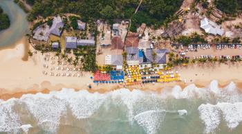 Hot spot no litoral sul da Bahia, local virou cenário preferido de turistas animados no fim do ano em busca de dias de descanso ou festas disputadíssimas