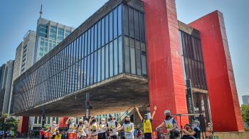 Desde 2013, passeio criado por dois irmãos apresenta importantes pontos turísticos da capital, da Paulista ao Museu da Língua Portuguesa