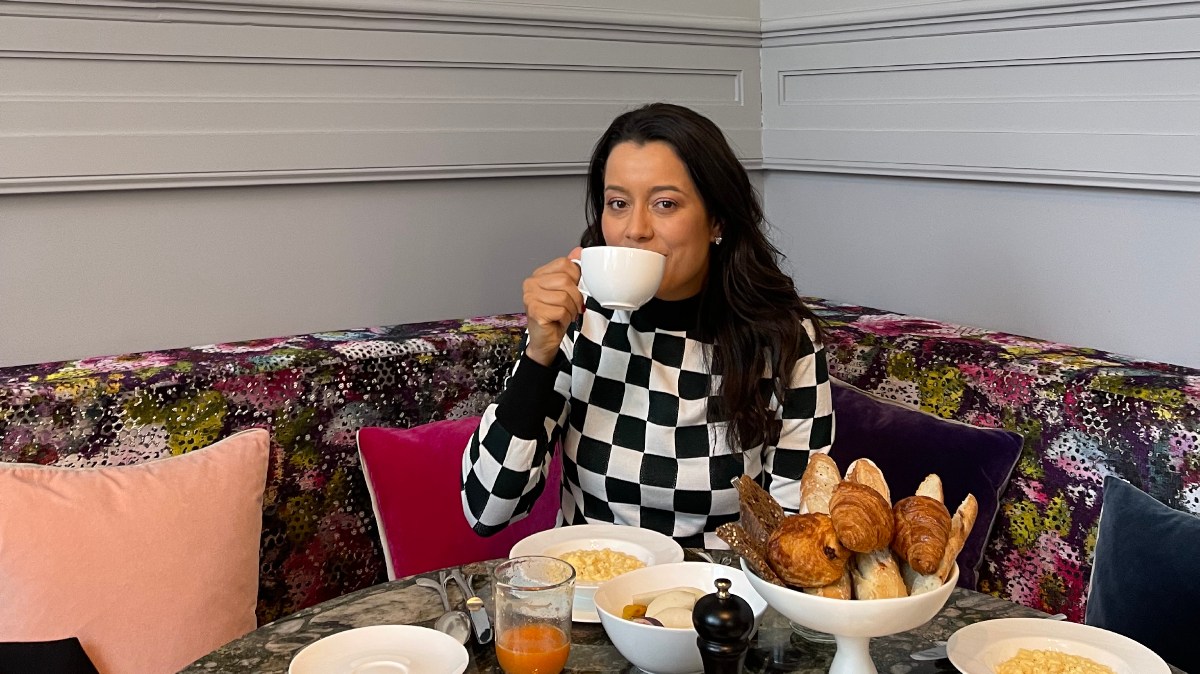 Daniela Filomeno toma café da manhã no Yndo, hotel-boutique de apenas 12 quartos
