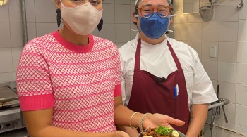 No episódio Japão em São Paulo: Cultura e Modernidade do programa CNN Viagem & Gastronomia, Dani Filomeno encontra o chef Toshi Akuta e aprende a fazer um karaage don delicioso para ser comido com as mãos e com hashi