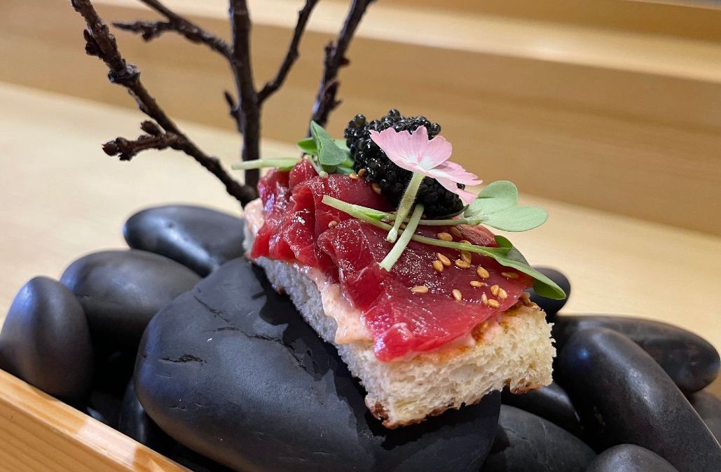 Clássico do Ryo, brioche de atum com caviar está entre os itens do menu especial de aniversário do Imakay