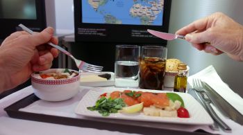 Com a queda dos voos, companhias aéreas tiveram de se reinventar - e CNN aproveita para analisar o porquê que a comida de avião é tão odiada e adorada ao mesmo tempo 