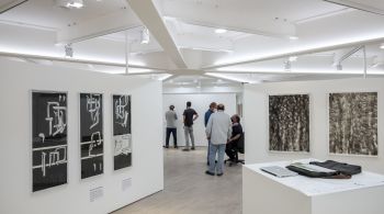 Espaço cultural propõe diálogo com o contexto brasileiro e inaugura exposições fixas e temporárias, acervo com dois mil objetos doados pela comunidade, e uma biblioteca 