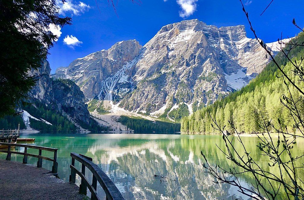 Lago di Braies, nas Dolomitas da Itália, é um dos lagos mais bonitos da Europa com suas águas verde esmeralda em meio aos picos da região