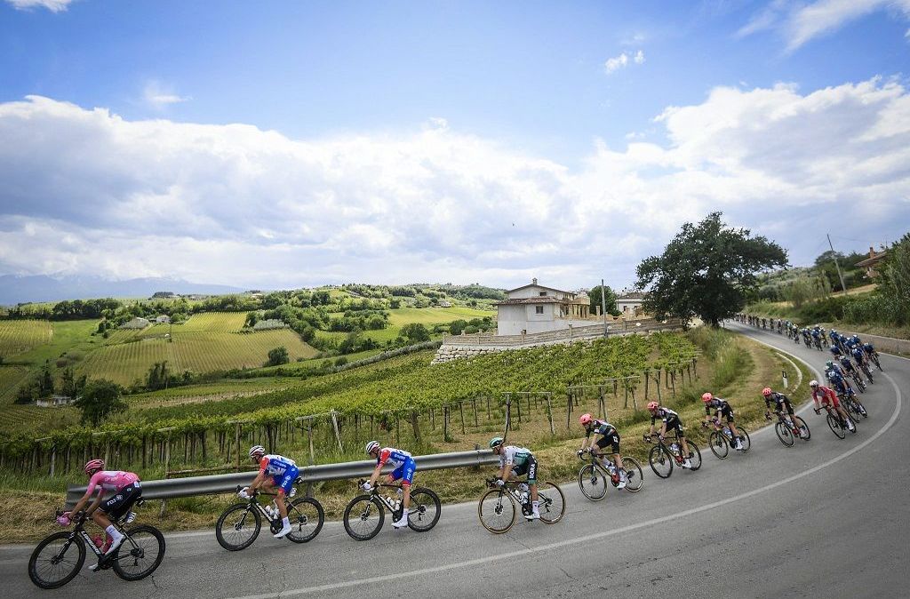 Ciclistas da elite em uma das etapas do Giro d’Itália, competição que tem 21 dias e premia com a camisa rosa – Maglia Rosa - o grande vencedor da classificação geral