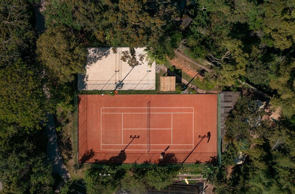No Ponta dos Ganchos, em Santa Catarina, uma quadra de beach tennis foi inaugurada no fim de 2021, ao lado da quadra de tênis