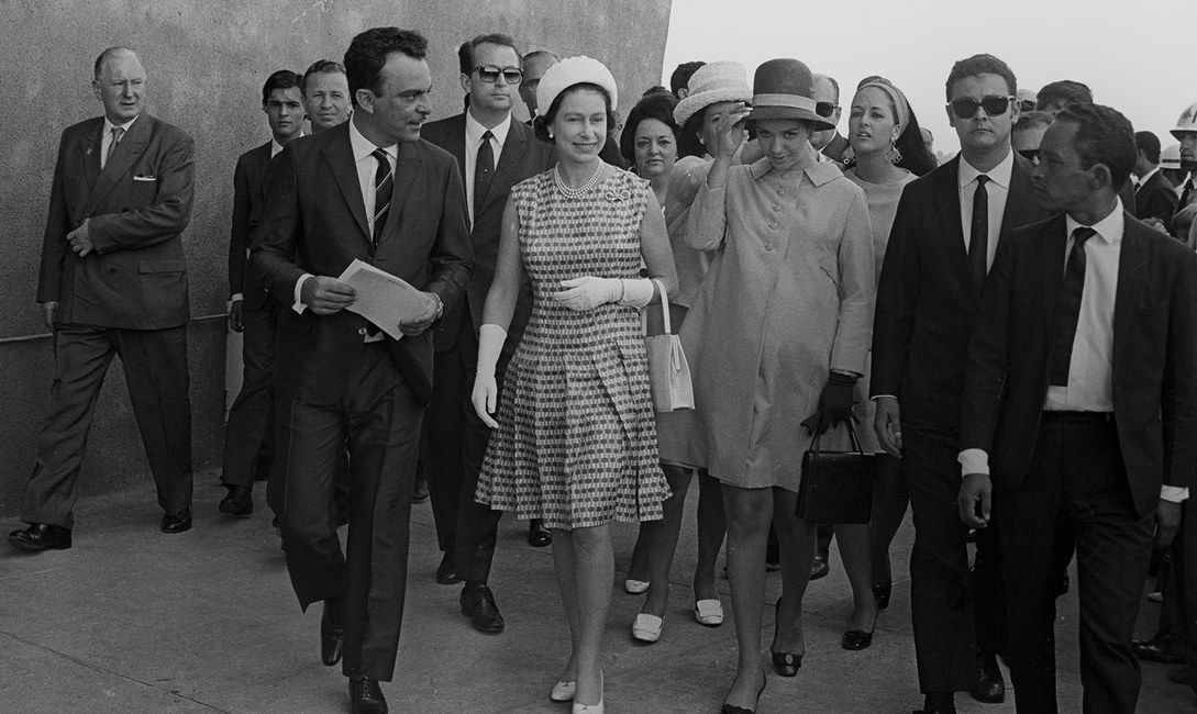 Rainha Elizabeth II em visita na Torre de TV, em Brasília, em 1968