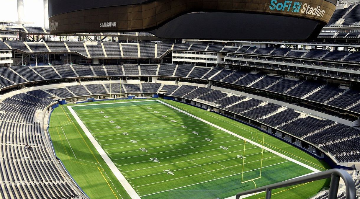 Interior do SoFi Stadium, em Inglewood, que possui um telão suspenso com mais de 80 milhões de pixels maior que o próprio campo de futebol