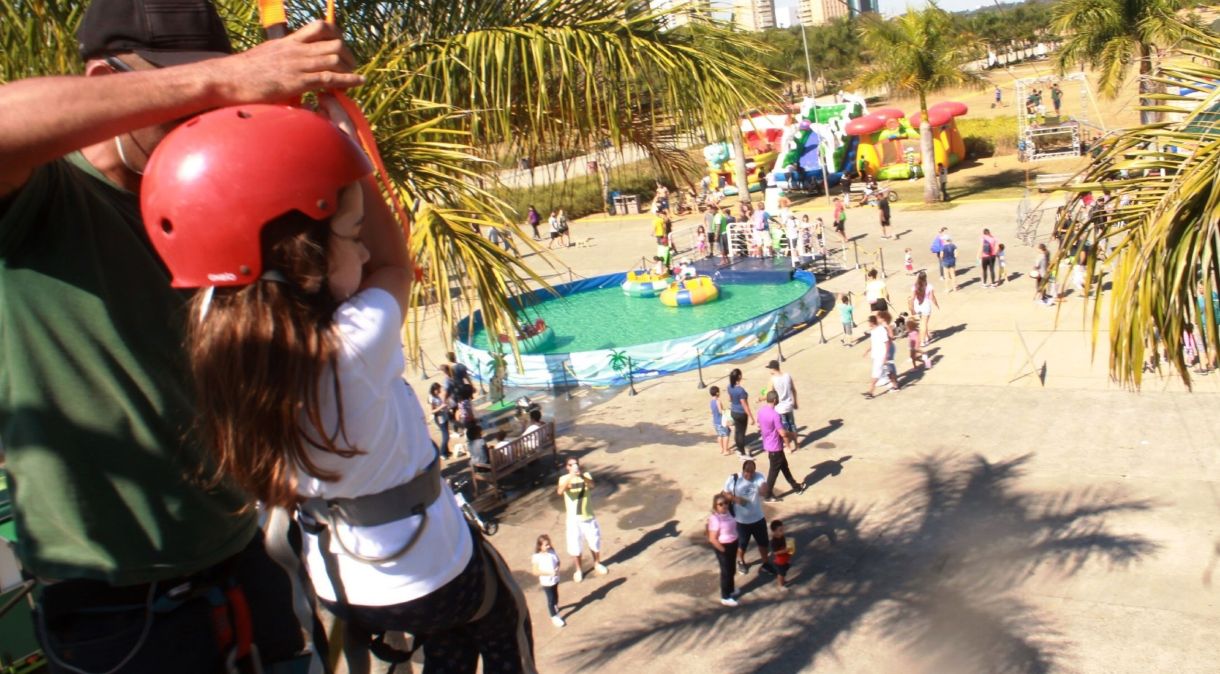 Parque Villa Lobos recebe evento 'Família no Parque', com atrações ao ar livre. como infláveis e tirolesa