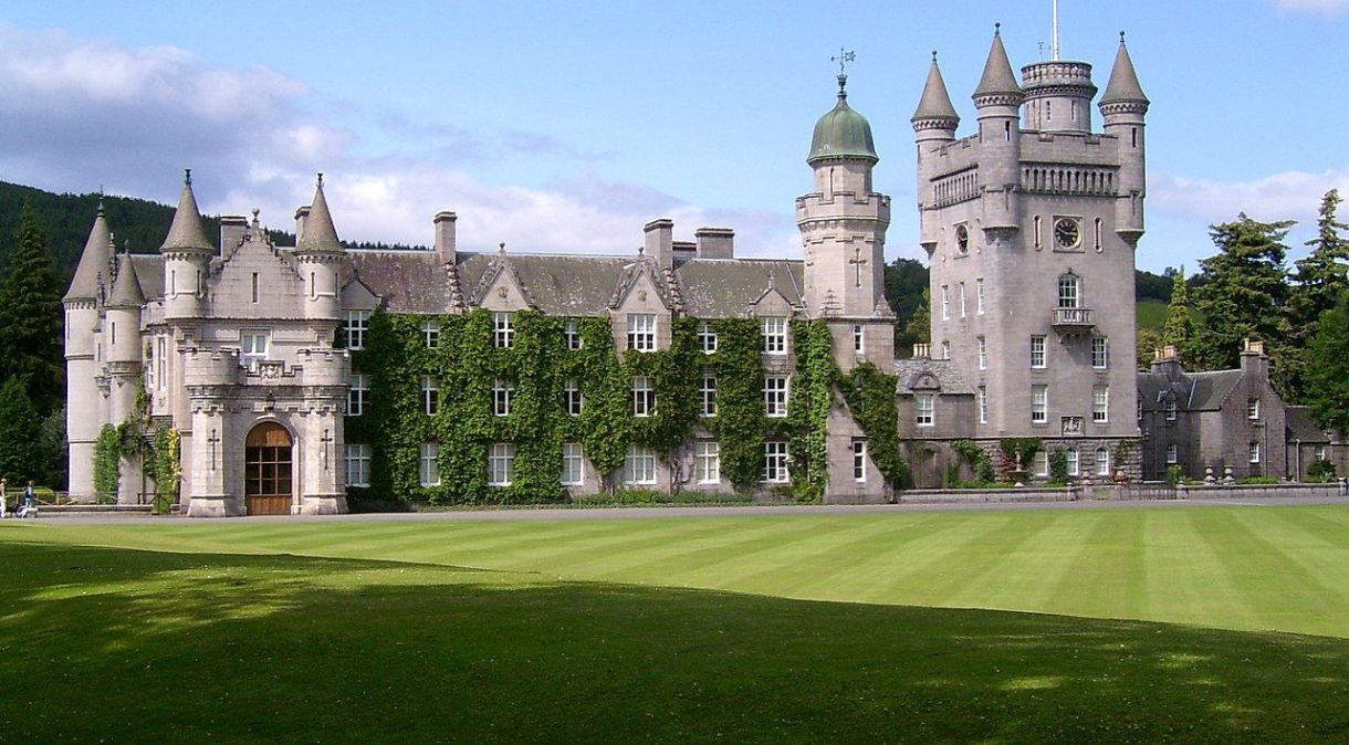 Castelo de Balmoral fica na Escócia, a 160 km de Edimburgo
