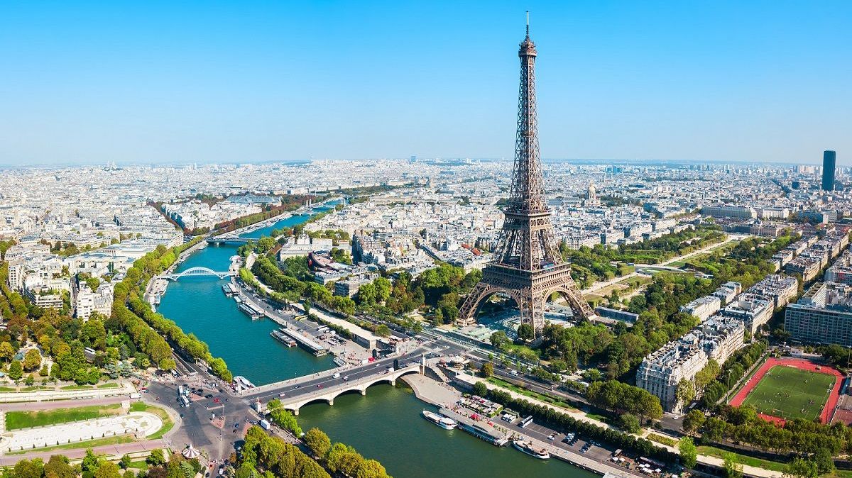 A Torre Eiffel, as pontes sobre o Sena e os jardins são parte do cartão-postal que recebe os visitantes na cidade