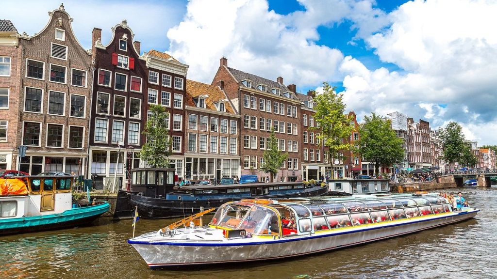 Os ciclistas certamente se sentirão em casa em Amsterdã (acima) e em outras cidades da Holanda