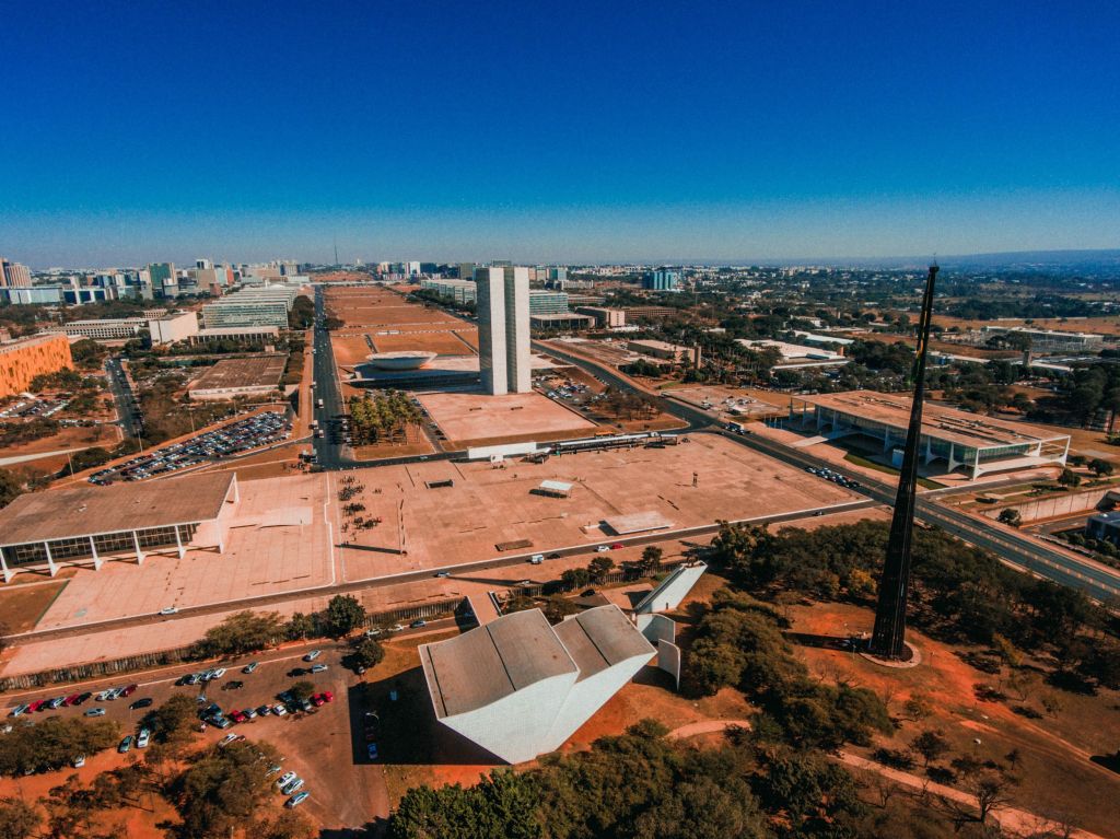 Brasília, capital do país, foi projetada pelo urbanista Lúcio Costa e o arquiteto Oscar Niemeyer