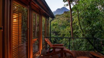 Esta propriedade cinco estrelas na região de La Fortuna possui 31 cabanas luxuosas, que oferecem acesso direto à floresta tropical, piscinas privativas e vista panorâmica para o Vulcão Arenal